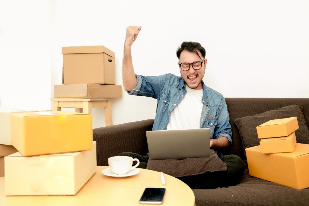 Man selling online
