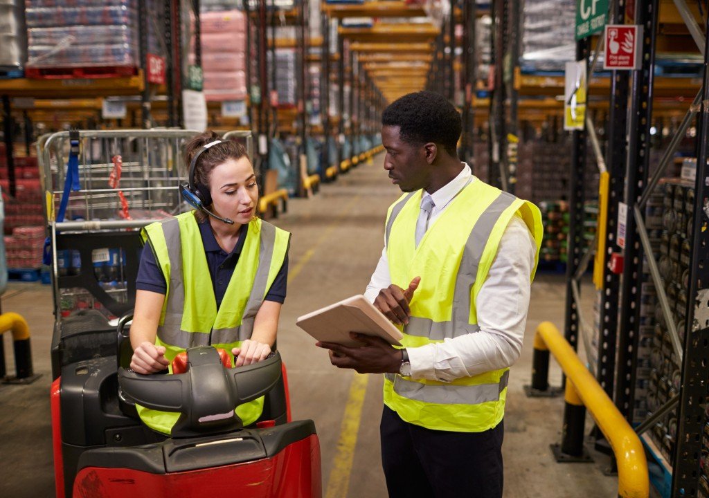 woman talking to a supplier in a warehouse